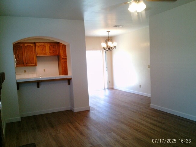 Building Photo - NORTHWEST CUTIE !  NEW PAINT AND FLOORING!!!