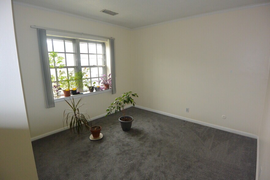 Building Photo - 178 Lake Shore Rd