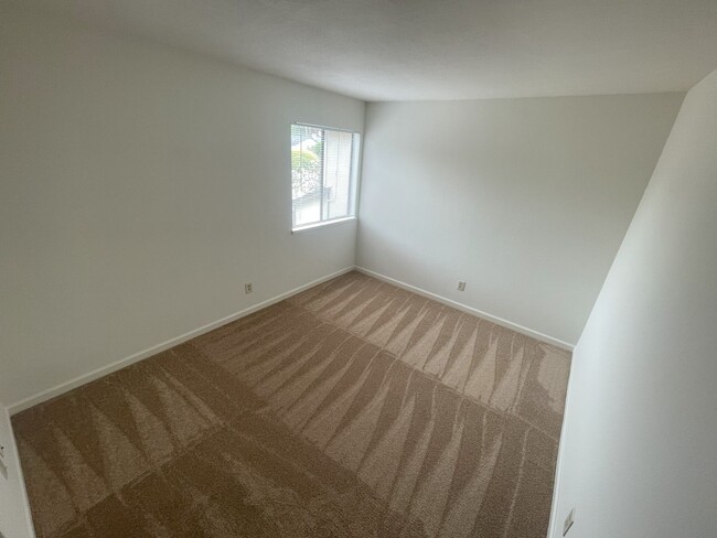 Building Photo - $3,490 - GORGEOUS THREE BEDROOM REMODELED ...