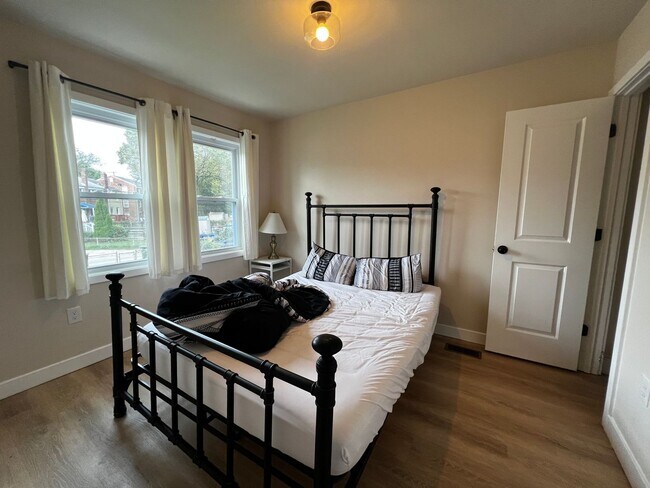 Building Photo - Lovely 2 BR/2 BA Townhome in Riggs Park!