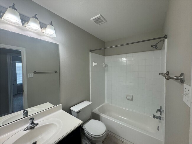 Building Photo - 5711 Vinemont Ln