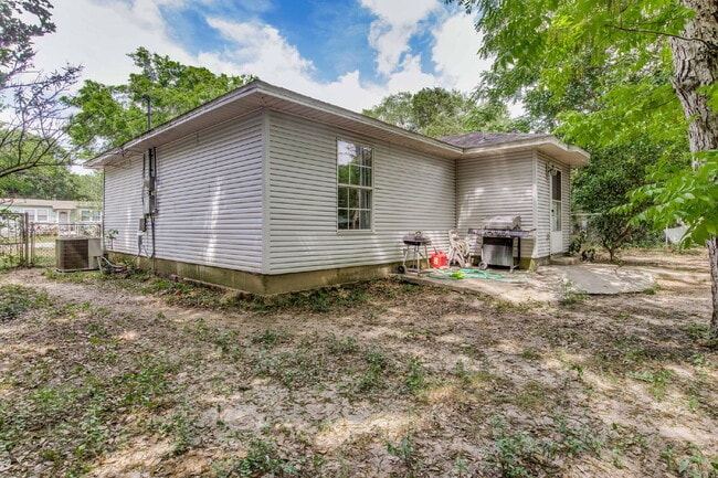 Building Photo - Move-in ready 3-bedroom, 1-bath cottage