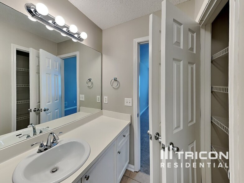 Building Photo - 5922 Graywood Cir SE