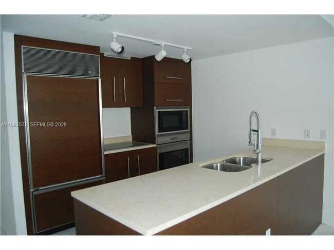 Building Photo - 475 Brickell Ave