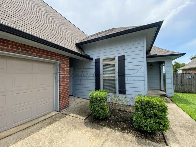 Building Photo - Family Home in Lafitte Landing – Fenced Ya...