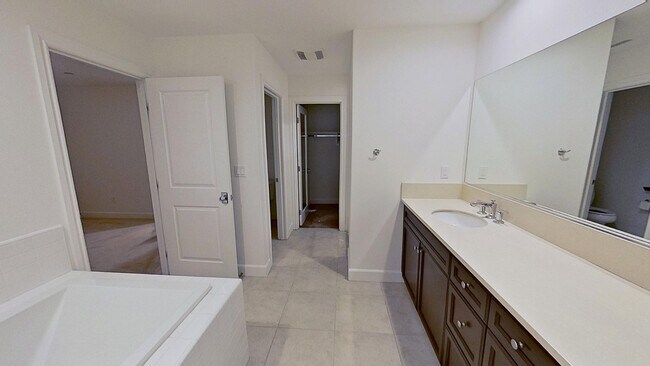 Building Photo - Gorgeous 3 Bedroom 2.5 Bath Townhome