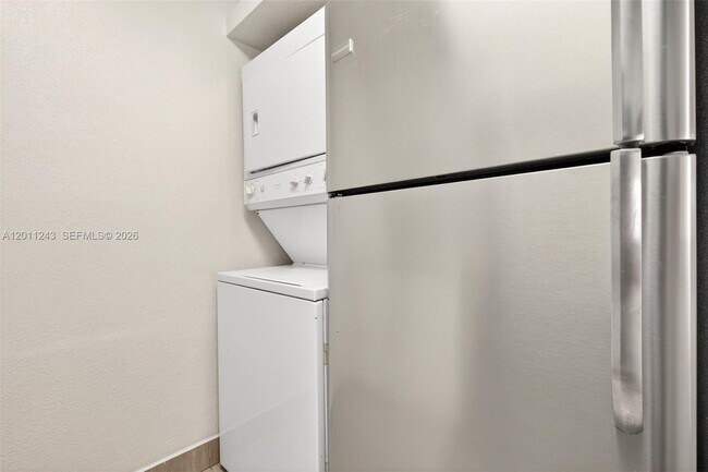 Building Photo - 1028 Twin Lakes Dr