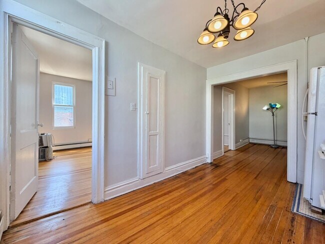 Building Photo - 409 Monmouth St