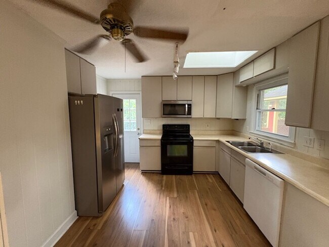 Building Photo - Spacious 4 Bed 2.5 bath Home Close to Fort...