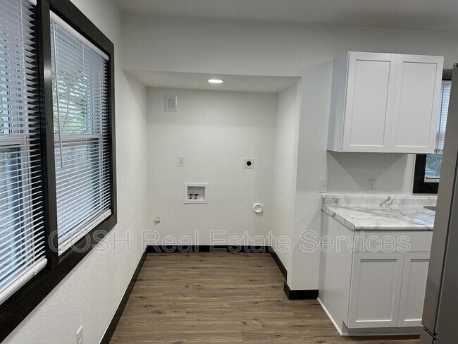 Building Photo - 6254 N Independence St