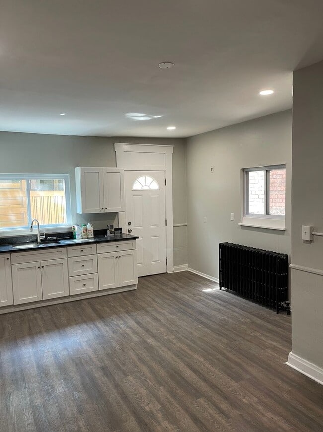 Building Photo - FABULOUSLY RENOVATED 4BR, 2Bath HOME IN TH...