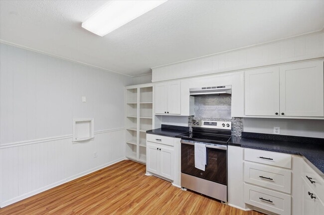 Building Photo - Spacious 4BR Home in Clinton School District with Multiple Living Areas
