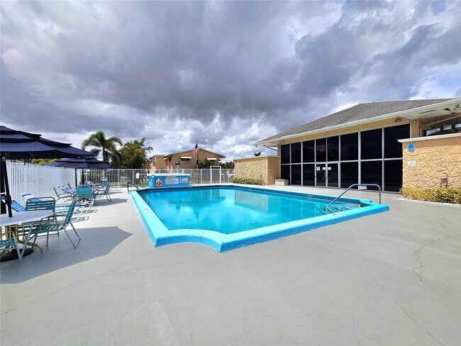 Building Photo - 2141 NE 1st Ct