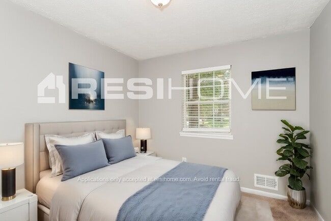 Building Photo - 403 River Chase Dr