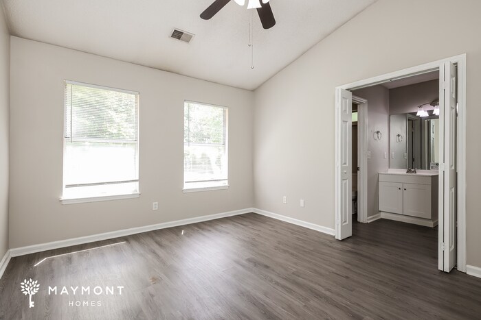 Building Photo - 249 Persimmon Cir
