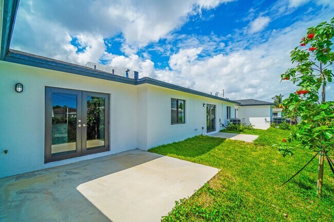 Building Photo - Goulds 4 Bed Triplex