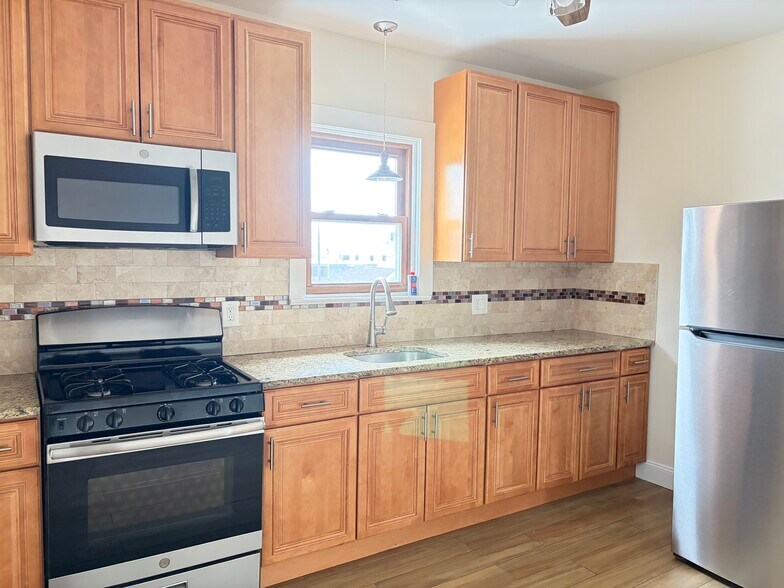 Building Photo - 30 Elm St