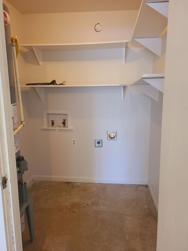 Building Photo - 3 Bedroom Mid-Century Rental