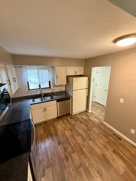 Building Photo - 2759 Pin Oak Dr