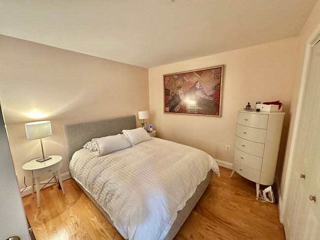 Building Photo - Dupont's Charming 1 Bedroom Condo W/D & Ro...