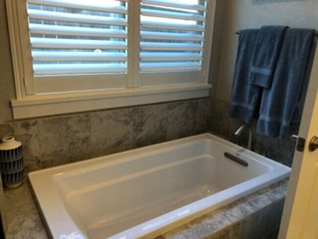 Building Photo - Stunning 3 Bedroom 2 Bath in Fair Oaks, CA