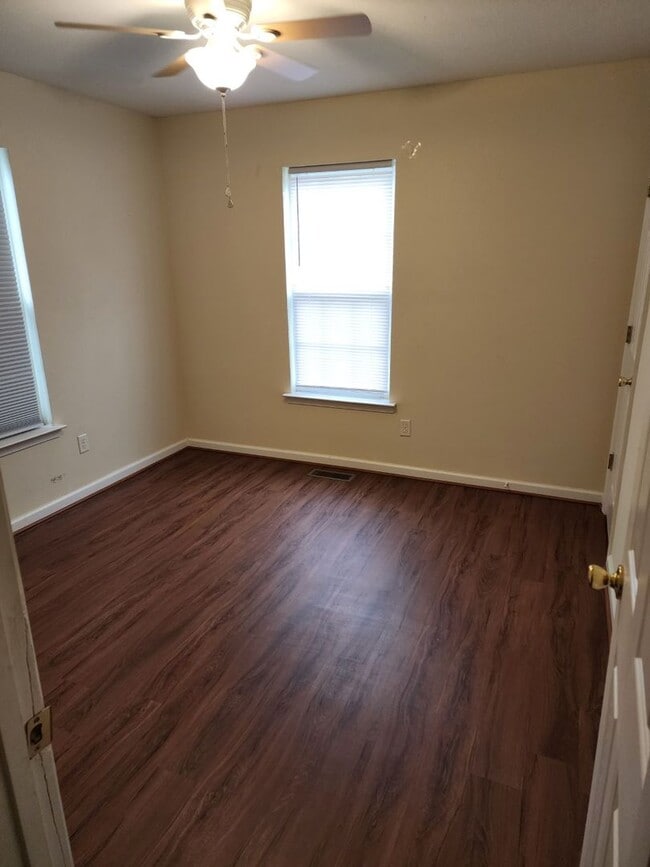 Building Photo - Spacious 2 Story home in Town - Apply Now ...