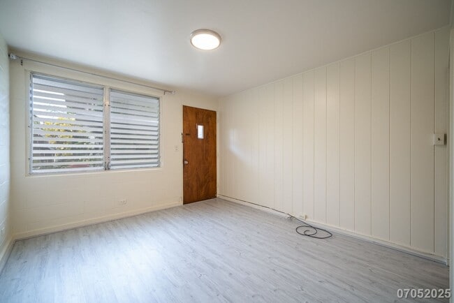 Building Photo - Available Now! 2 BD / 1 BA / 1 Parking sta...