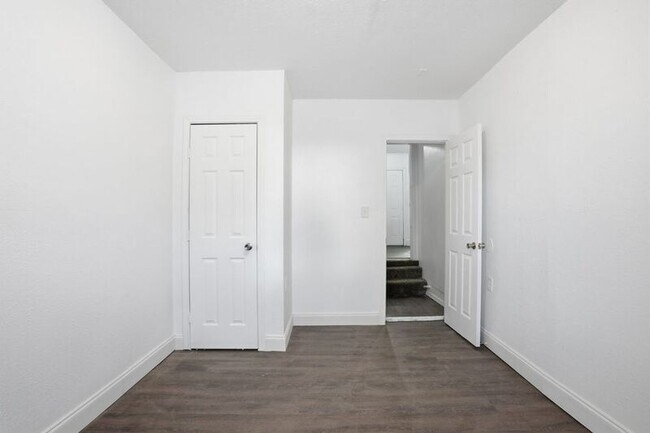 Building Photo - 1539 N Denver Ave