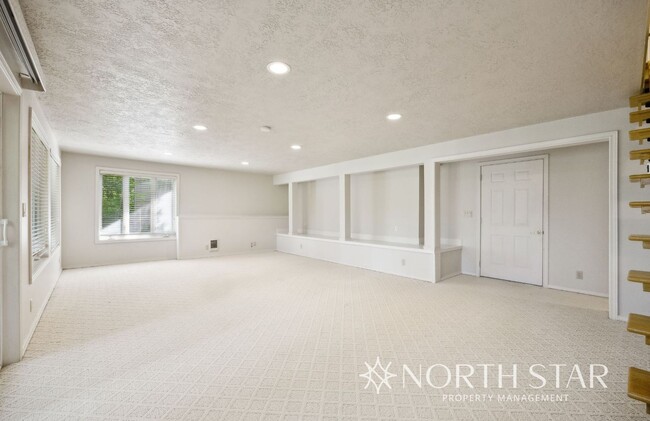 Building Photo - Stunning Lake Oswego Home with Space for E...