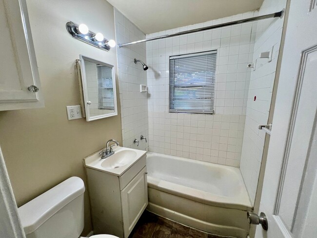 Building Photo - Newly refreshed 2bdr/1bdt house in Kansas ...