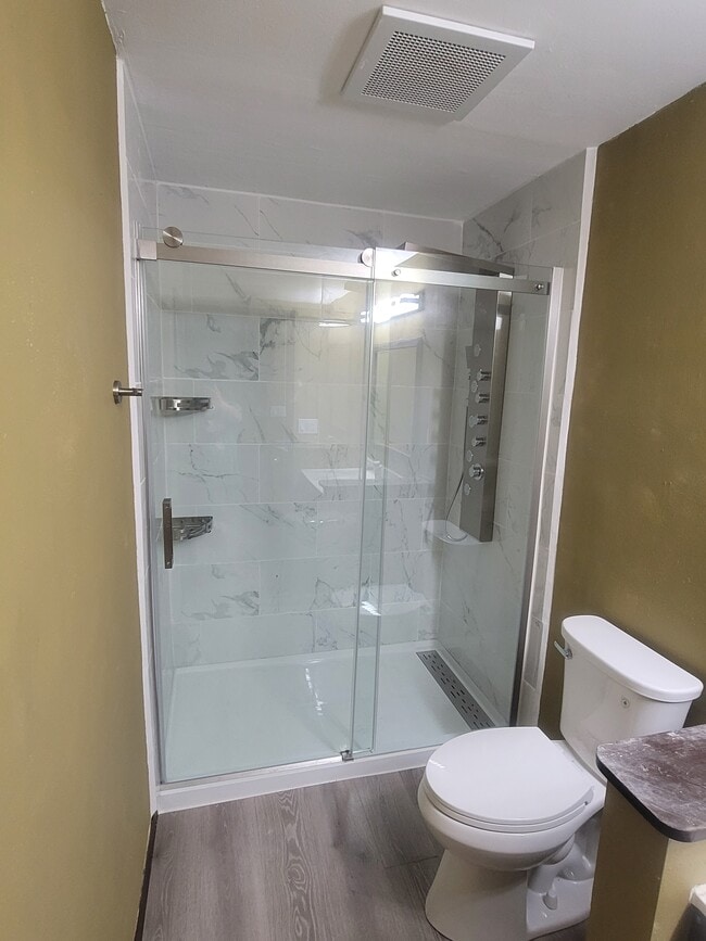 Building Photo - 1213 E Airport Rd