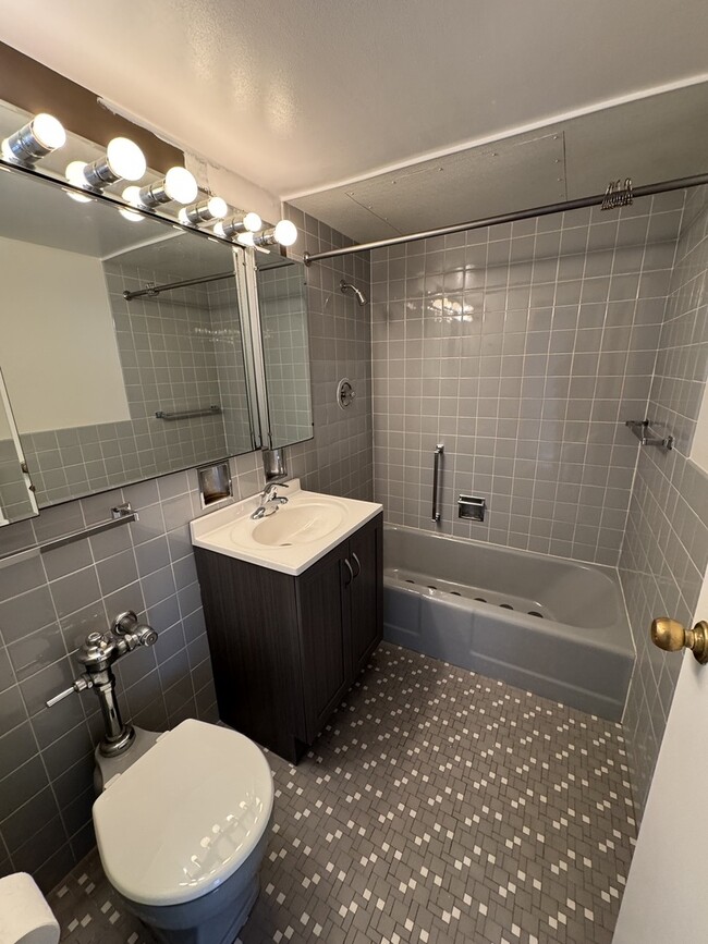 Building Photo - 253 E Delaware Pl