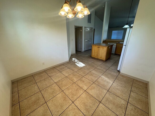 Building Photo - Nice home in Painted Desert! PET FRIENDLY!!