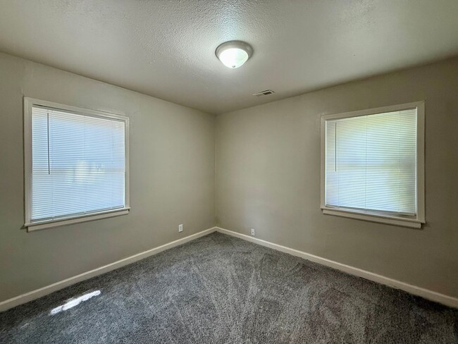 Building Photo - 2 Bedroom at Kellogg and Oliver