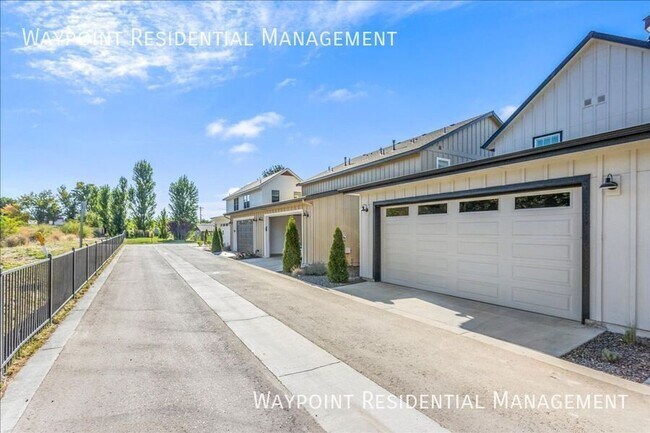 Building Photo - 1704 E Cutgrass Ln