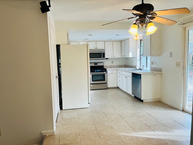 Building Photo - Charming Tualatin home on corner lot!