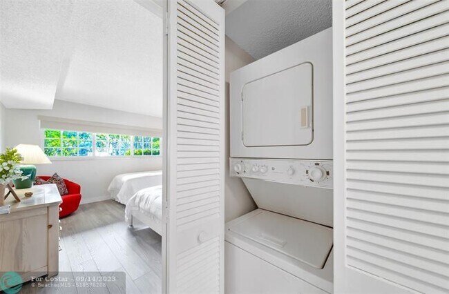 Building Photo - 3611 Oaks Clubhouse Dr