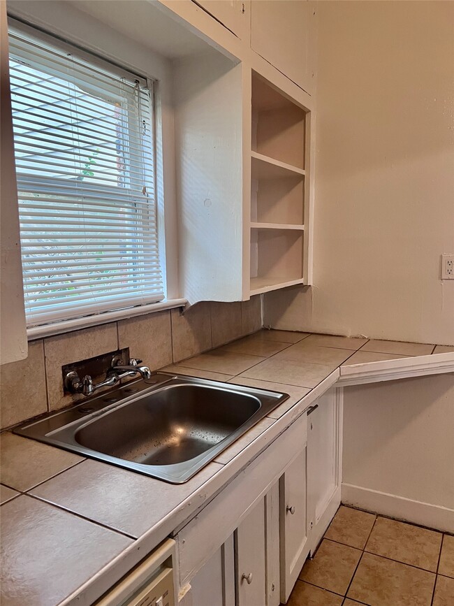 Building Photo - 320 W Polk St