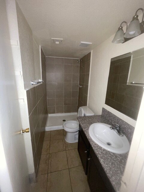 Building Photo - "Chic & Cozy 2-Bedroom Haven with Hardwood Charm in Las Vegas!"