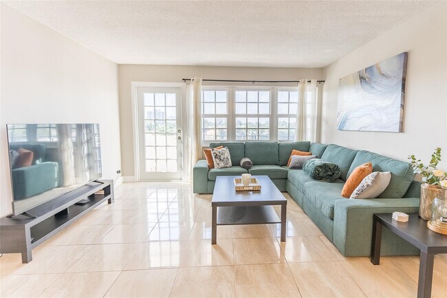 Building Photo - 401 Golden Isles Dr