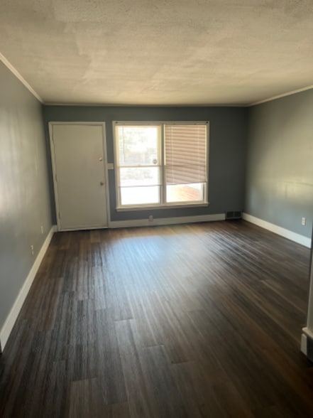 Building Photo - 2026 E Frank Phillips Blvd