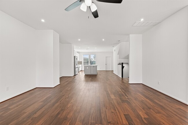 Building Photo - 10949 Cannes Memorial Dr