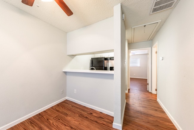 Building Photo - Ektom Apartments