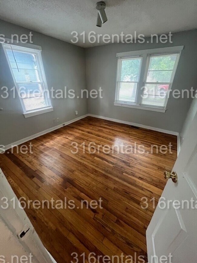 Building Photo - $1025 - 3 bedroom / 1.5 bathroom - Single ...