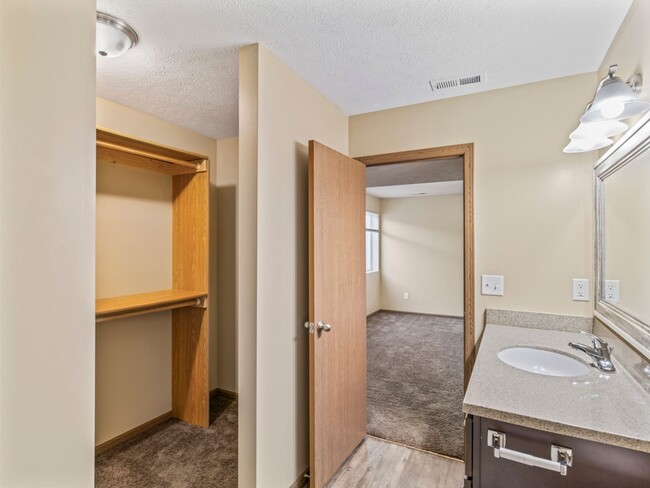Building Photo - Beautiful Finishes in Newer Neighborhood