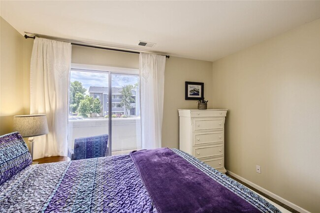 Building Photo - Updated 2 Bed 2 Bath Hunter Creek Condo W/Community Pool
