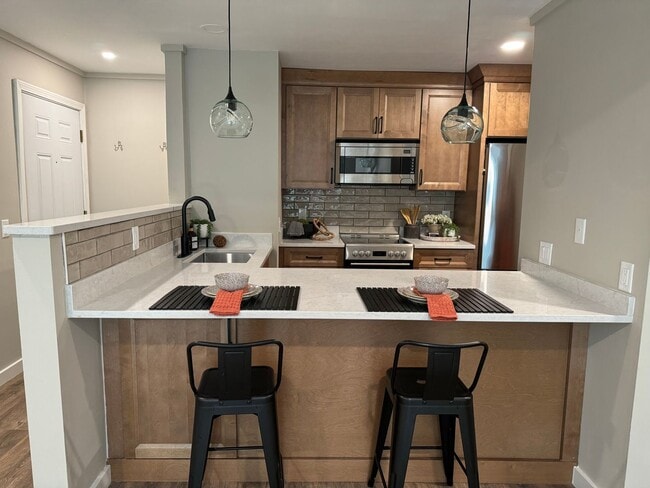 Building Photo - Beautiful One Bedroom Condo - HEAT INCLUDED!!