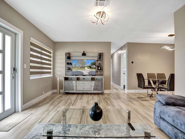 Building Photo - 491 SE 23rd Ave