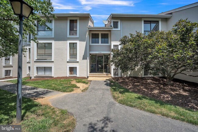 Building Photo - 5758 Village Green Dr