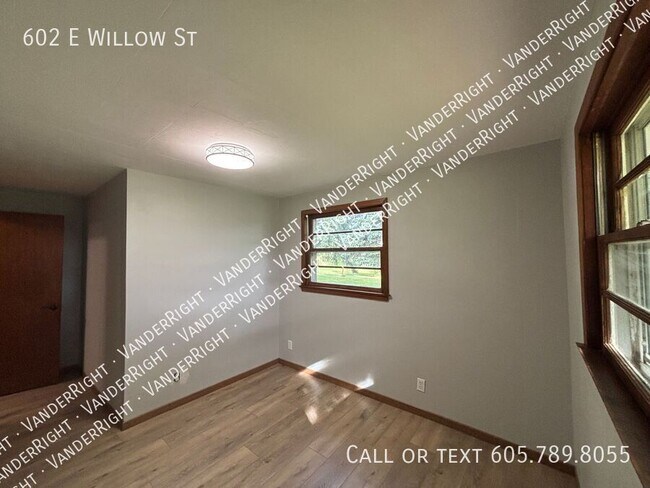 Building Photo - 602 E Willow St